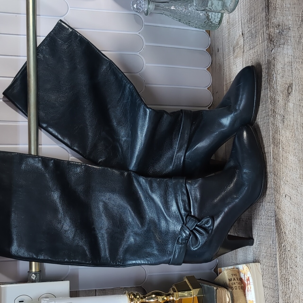 Chic Black Heeled Boots with Bow Detail
